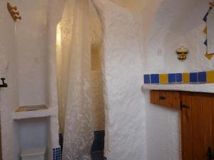 Ein Badezimmer in der Unterkunft Cueva Las Rosas-VTAR/GR/02108