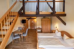 Camera con letto, tavolo e scale di Am Anger a Wernigerode