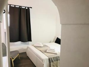 Postel nebo postele na pokoji v ubytování La Grotta di benikula'