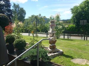 um pilar de pedra no meio de um jardim em Haus Monika em Waldmünchen