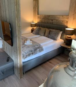 sypialnia z łóżkiem i telewizorem w obiekcie ferienapartment hahnenklee Apart.2 w mieście Hahnenklee-Bockswiese