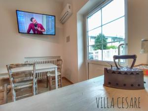 Televízia a/alebo spoločenská miestnosť v ubytovaní Hotel Villa Cesare B&B