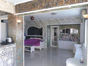 Posedenie v ubytovaní Room in Apartment - Spacious Room in Creta for 3 people, with Ac, Swimming Pool and Nature