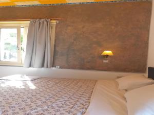 Posteľ alebo postele v izbe v ubytovaní Room in Apartment - Spacious Room in Creta for 3 people, with Ac, Swimming Pool and Nature
