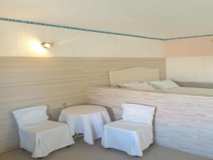 Posteľ alebo postele v izbe v ubytovaní Room in Apartment - Spacious Room in Creta for 3 people, with Ac, Swimming Pool and Nature