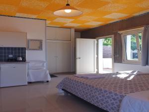 Posteľ alebo postele v izbe v ubytovaní Room in Apartment - Spacious Room in Creta for 3 people, with Ac, Swimming Pool and Nature