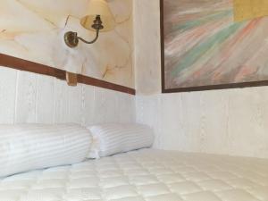 Posteľ alebo postele v izbe v ubytovaní Room in Apartment - Spacious Room in Creta for 3 people, with Ac, Swimming Pool and Nature