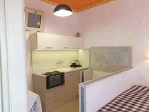 małą kuchnię ze zlewem i lodówką w obiekcie Room in Apartment - Spacious Room in Creta for 3 people, with Ac, Swimming Pool and Nature w mieście Hersonissos