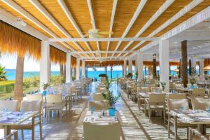 Um restaurante ou outro lugar para comer em The GrandResort - Limited Edition by Leonardo Hotels