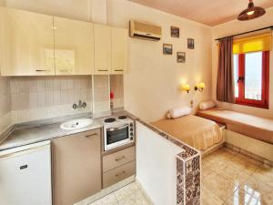 Kuchyňa alebo kuchynka v ubytovaní Room in Apartment - Korifi Suites Collection adults
