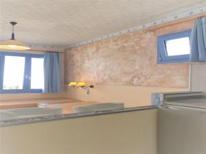 uma cozinha com um lavatório e um espelho em Room in Apartment - Breath taking views adults only em Hersonissos