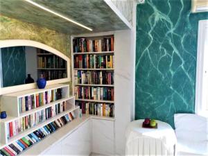 Knižnica v apartmáne