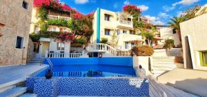 um grupo de edifícios com uma piscina em frente em Room in Studio - Crete Island suite Collection adults em Hersonissos