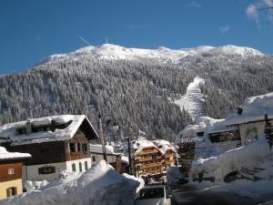 Vista generica sulle montagne o vista sulle montagne dall'interno dell'appartamento