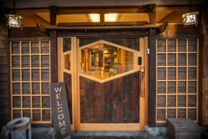 uma porta para um restaurante com uma placa em frente em AIBIYA em Yamanouchi