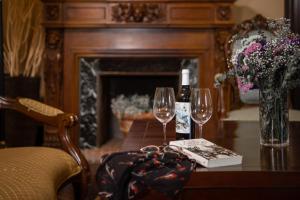 - une table avec 2 verres et une bouteille de vin dans l'établissement RVHotels Hotel Palau Lo Mirador, à Torroella de Montgrí