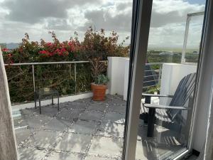 einen Balkon mit Blick auf eine Pflanze in der Unterkunft Farr Out Guest House in Paternoster