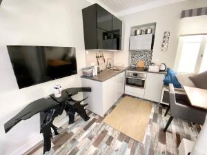 Kuchyňa alebo kuchynka v ubytovaní Apollo House