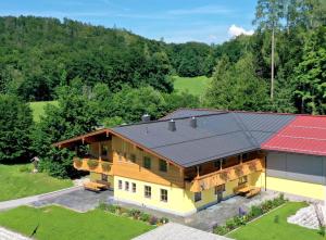 een uitzicht op een huis met een rood dak bij Ferienwohnungen Josef Koll in Marktschellenberg