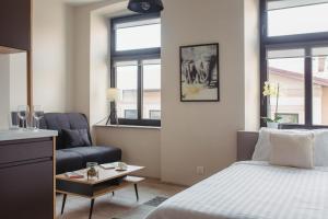 琴斯托霍瓦Pod Jasną 28的一间卧室，里面有一张床、一把椅子和一张桌子