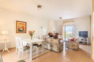 uma sala de estar com uma mesa e um sofá em Casa Nebari Seaside Retreats - Fully Equipped, Ideal Spot em Petalidi