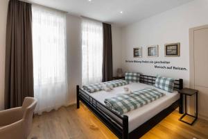 a bedroom with a bed in a room at Triangle Apartments in Gießhübl