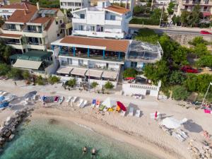 una vista aerea su una spiaggia con un resort di Apartments Zanic on The Beach a Podstrana