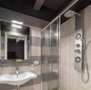 łazienka z umywalką i prysznicem w obiekcie ORTIGIAdreamrooms 12 w Syrakuzach