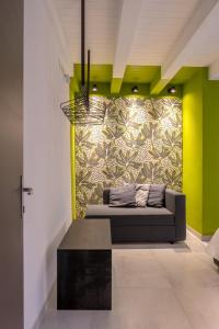 kanapa w pokoju z kolorową ścianą w obiekcie ORTIGIAdreamrooms 12 w Syrakuzach