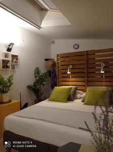ein Schlafzimmer mit einem großen Bett mit grünen Kissen in der Unterkunft A casa di Andrea e Lucia in Gaeta