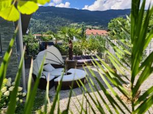 a balcony with a table and chairs and a mountain at Bambu Lodge @ Ossiachersee in Bodensdorf