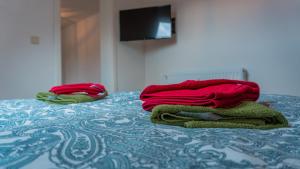 Llit o llits en una habitació de Appartementhaus- Bredner / Appartement IV