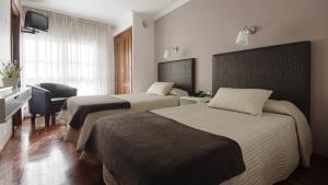 A bed or beds in a room at Hotel City Express Comercio
