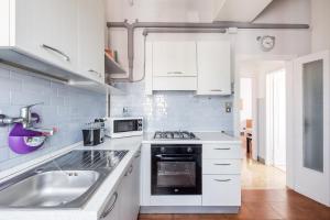 Una cocina o cocineta en Quiet and Cozy Urban Apartment by Wonderful Italy