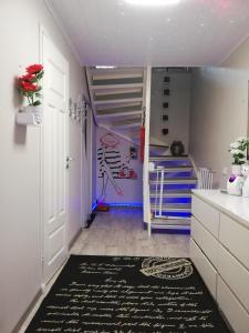 Cette chambre dispose d'un couloir avec un mur violet et bleu. dans l'établissement Scandinavian Sleeping & Living, à Turku