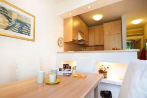 cocina con mesa de madera en una habitación en Apartments Sensa, en Dubrovnik