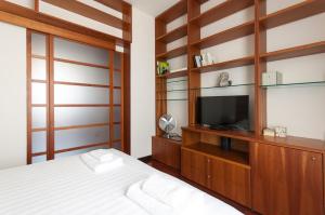 Televízia a/alebo spoločenská miestnosť v ubytovaní De Angeli Cozy Apartment- Youhosty