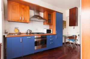 Kuchyňa alebo kuchynka v ubytovaní De Angeli Cozy Apartment- Youhosty + 11 fotografií