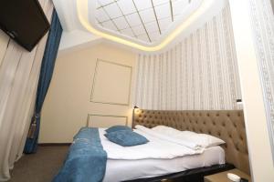 Letto o letti in una camera di Hotel Roma & Tours