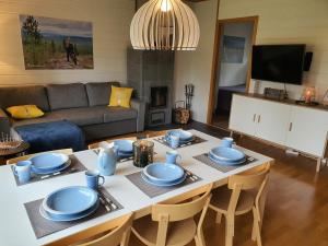 una sala de estar con una mesa con platos azules. en Rakovalkia Apartment en Saariselka