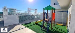 un parque infantil en el balcón de una casa en Espaço Benguela - Ingleses Florianópolis en Florianópolis