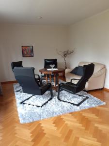 ein Wohnzimmer mit 3 Stühlen und einem Tisch in der Unterkunft Villa mitt i Ullared - 400m till Gekås in Ullared