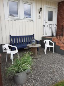 patio con panchina blu e 2 sedie di Villa mitt i Ullared - 400m till Gekås a Ullared