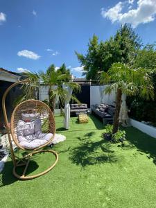 a garden with a rattan chair on the grass at #BBSH in Goussainville +14 photos