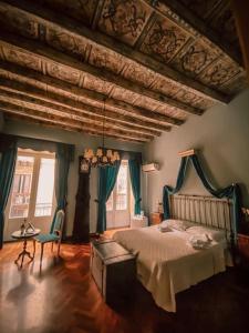 1 dormitorio con 1 cama grande y techo de madera en Antica Palermo B&B en Palermo