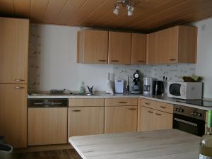 una cucina con armadi in legno e piano di lavoro di Ferienhaus Niessen a Nideggen