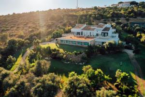 una vista aérea de una casa en una colina en Vila Valverde Design Country Hotel en Luz