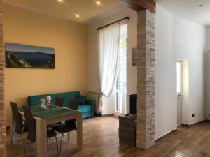 een woonkamer met een tafel en een bank bij Dimora Diamante del Lago in Castel Gandolfo