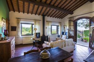 ein Wohnzimmer mit einem Sofa und einem Tisch in der Unterkunft Le Rose di Montagnana in San Gimignano