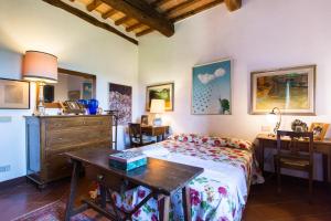 une chambre avec un lit, une table et un bureau dans l'établissement Le Rose di Montagnana, à San Gimignano 23 autres photos